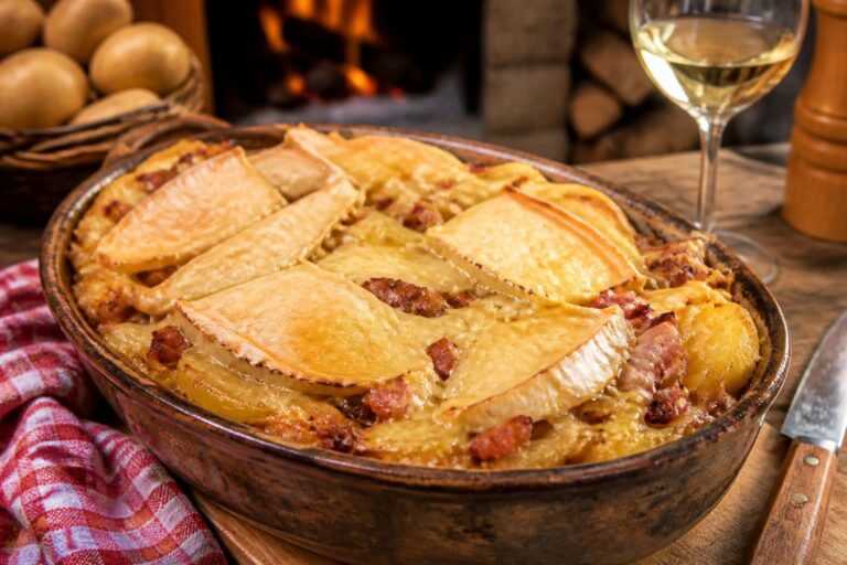 découvrez notre recette de tartiflette pour réussir facilement ce plat savoyard traditionnel, riche en saveurs et parfait pour les repas d'hiver.